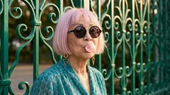 Vlasy po 50-tke: Je normálne, že si ženy farbia vlasy na výrazné farby