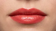 Pre tých, ktorí nechcú, aby im líčenie pier pridávalo na veku: 3 drobné úpravy, ktoré zmenia všetko